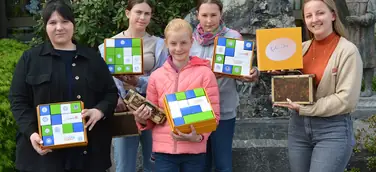 V. l. n. r.: Jennifer Schöner (Projektmanagerin Innovation und ehemalige Auszubildende zur Packmitteltechnologin bei Karl Knauer), Ronja Buchholz, Laura Weber, Lara Sell, Milena Fuchs (Auszubildende zur Industriekauffrau bei Karl Knauer)