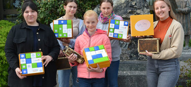 V. l. n. r.: Jennifer Schöner (Projektmanagerin Innovation und ehemalige Auszubildende zur Packmitteltechnologin bei Karl Knauer), Ronja Buchholz, Laura Weber, Lara Sell, Milena Fuchs (Auszubildende zur Industriekauffrau bei Karl Knauer)