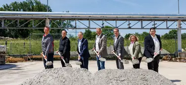 Spatenstich für den nachhaltigen Wasserkreislauf: (v.l.n.r.) Dr. Achim Diehlmann, Leiter Umweltschutz am Standort Neckarsulm und Projektleiter Mission:Zero, Rainer Schirmer, Betriebsratsvorsitzender am Standort Neckarsulm, Bernhard Schneider, Leiter Real Estate/Bauliche Infrastruktur Neckarsulm, Steffen Hertwig, Oberbürgermeister Neckarsulm und Vorsitzender Abwasserzweckverband, Fred Schulze, Werkleiter Neckarsulm, Dr. Carina Kögler, Leiterin Corporate Protection/Real Estate, Christian Forelle, Projektleite