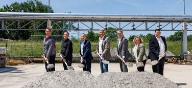 Spatenstich für den nachhaltigen Wasserkreislauf: (v.l.n.r.) Dr. Achim Diehlmann, Leiter Umweltschutz am Standort Neckarsulm und Projektleiter Mission:Zero, Rainer Schirmer, Betriebsratsvorsitzender am Standort Neckarsulm, Bernhard Schneider, Leiter Real Estate/Bauliche Infrastruktur Neckarsulm, Steffen Hertwig, Oberbürgermeister Neckarsulm und Vorsitzender Abwasserzweckverband, Fred Schulze, Werkleiter Neckarsulm, Dr. Carina Kögler, Leiterin Corporate Protection/Real Estate, Christian Forelle, Projektleite