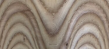 Ein Stuhl, der nur mit Steckverbindungen gefügt ist.