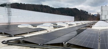 Die Photovoltaikanlage wurde auf dem Dach der neuen Systembauhalle installiert. 