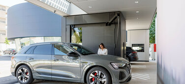 Nach den Standorten Nürnberg, Berlin und Zürich hat die Marke mit den Vier Ringen in Salzburg die vierte Premium-Schnellladestation weltweit eröffnet. Vier vorab reservierbare Schnellladepunkte mit bis zu 320 kW Ladeleistung ermöglichen nachhaltiges Laden ohne Leistungsabfall, während die vorhandene Infrastruktur und zahlreiche Services auch für Durchreisende ein Ladeerlebnis schaffen.