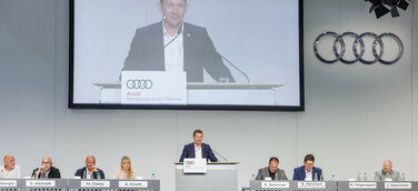 Betriebsversammlung Neckarsulm Gesamtbetriebsrat Rainer Feigenspan forderte auf der Betriebsversammlung in Neckarsulm: „Wir müssen die Werkbelegung endlich rund machen!“