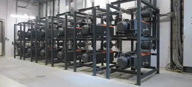 Ein Vakuumsystem von Busch Vacuum Solutions versorgt das Transportsystem der Emsland Frischgeflügel GmbH mit dem benötigten Vakuum.