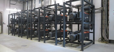 Ein Vakuumsystem von Busch Vacuum Solutions versorgt das Transportsystem der Emsland Frischgeflügel GmbH mit dem benötigten Vakuum.