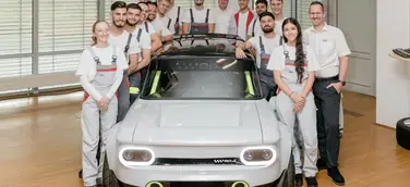 Zum 150-jährigen Jubiläum der Marke NSU enthüllen Auszubildende von Audi Neckarsulm einen NSU Prinz, den sie zu einem Elektroauto umgebaut haben.