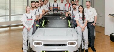 Zum 150-jährigen Jubiläum der Marke NSU enthüllen Auszubildende von Audi Neckarsulm einen NSU Prinz, den sie zu einem Elektroauto umgebaut haben.