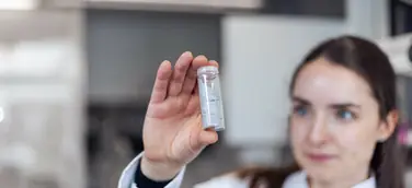 Betty Leibiger, Doktorandin der Chemie an der TU Bergakademie Freiberg, will Metalle aus Flugasche oder Schlacke, die bei der Verbrennung von Hausmüll übrig bleiben, gewinnen.