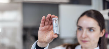 Betty Leibiger, Doktorandin der Chemie an der TU Bergakademie Freiberg, will Metalle aus Flugasche oder Schlacke, die bei der Verbrennung von Hausmüll übrig bleiben, gewinnen.