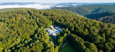 Luftbildaufnahme des im Wald gelegenen Krematoriums