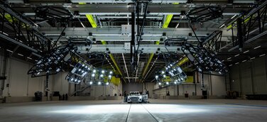 Die Crasharena des Fahrzeugsicherheitszentrums besteht aus einem stützenfreien Bereich von 50 mal 50 Metern.