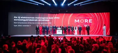 Audi startet in Győr Produktion von Elektromotoren für die PPE, Von links nach rechts: Zoltán Les, Mitglied des Vorstands der Audi Hungaria für die Fahrzeugproduktion, Alexandra Bányász-Kázmér, Audi Hungaria Mitarbeiterin, Dr. Patrick Heinecke, Mitglied des Vorstands der Audi Hungaria für Finanzen, IT, Einkauf und Compliance, Márton Nagy, Minister für Wirtschaftsentwicklung, Dr. Oliver Blume, Vorsitzender des Vorstands der Volkswagen AG, Dr. Gernot Döllner, Vorsitzender des Vorstands der AUDI AG, Robert But