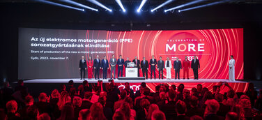 Audi startet in Győr Produktion von Elektromotoren für die PPE, Von links nach rechts: Zoltán Les, Mitglied des Vorstands der Audi Hungaria für die Fahrzeugproduktion, Alexandra Bányász-Kázmér, Audi Hungaria Mitarbeiterin, Dr. Patrick Heinecke, Mitglied des Vorstands der Audi Hungaria für Finanzen, IT, Einkauf und Compliance, Márton Nagy, Minister für Wirtschaftsentwicklung, Dr. Oliver Blume, Vorsitzender des Vorstands der Volkswagen AG, Dr. Gernot Döllner, Vorsitzender des Vorstands der AUDI AG, Robert But