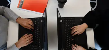 2 Laptops mit tippenden Händen 