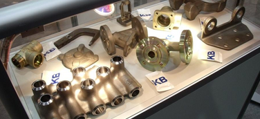 Vitrine am Messestand von KB