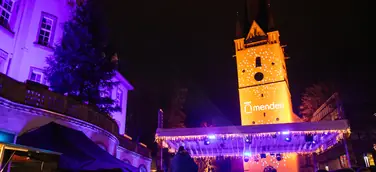 neues Markenzeichen als Projektion auf dem Vincenz-Kirchturm beim Mendener Winter