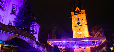 neues Markenzeichen als Projektion auf dem Vincenz-Kirchturm beim Mendener Winter