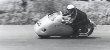 1954 kommt beim Rennen auf der Solitude in der Nähe von Stuttgart bei der NSU Rennmax zum ersten Mal die Vollverkleidung Typ „Blauwal“ zum Einsatz.