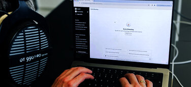 Sonic-Branding-GPT ist ein KI basiertes Tool das Markenwerte in Musik übersetzt. 