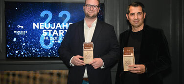 Frederic Peters und Sharam Honarbakhsh freuen sich über Kooperation