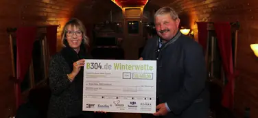 Losfee und Gewinnerin inkl. Scheck