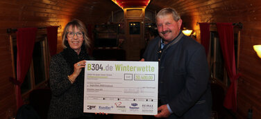 Losfee und Gewinnerin inkl. Scheck