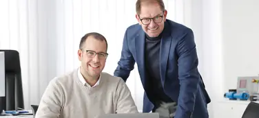 Jury-Vorsitzender Johannes Keller (appliedAI) und Vorstandsvorsitzender Dr. Marc Wucherer vom Industrieunternehmen Ziehl-Abegg freuen sich auf zahlreiche Bewerbungen beim ersten AI Communication Award. 