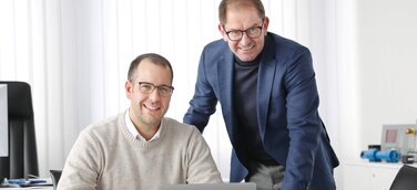 Jury-Vorsitzender Johannes Keller (appliedAI) und Vorstandsvorsitzender Dr. Marc Wucherer vom Industrieunternehmen Ziehl-Abegg freuen sich auf zahlreiche Bewerbungen beim ersten AI Communication Award. 