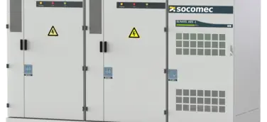 Ready to go: Das neue Speichersystem SUNSYS HES L SKID wird vormontiert, intern verkabelt und auf einem Gestell geliefert. 
