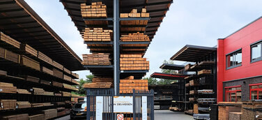 Außen-Kragarmregal in der Farbgebung der Firmengebäude