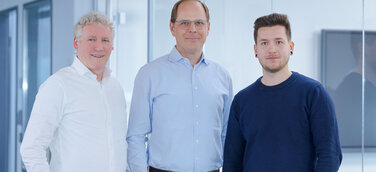 Marc Wille, CEO der CUBOS Gruppe, mit seinem Geschäftsführungsteam Dr. Albrecht Kindler und Christian Rühe.