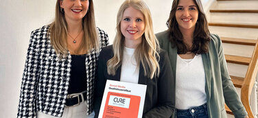 Mitarbeiterinnen aus dem CURE Intelligence Marketing Team sind stolz über die erneute Zertifizierung