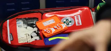Die Im-Ohr Sensoren werden inklusive einer Ladebox im Hosentaschenformat die Rettungsdienste begleiten.