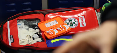 Die Im-Ohr Sensoren werden inklusive einer Ladebox im Hosentaschenformat die Rettungsdienste begleiten.