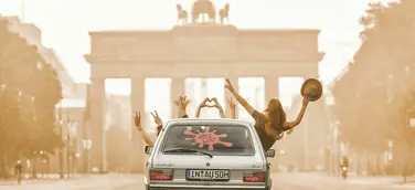 Ein Audi 50 aus der historischen Fahrzeugsammlung von Audi – in Szene gesetzt vor dem Brandenburger Tor in Berlin.