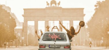 Ein Audi 50 aus der historischen Fahrzeugsammlung von Audi – in Szene gesetzt vor dem Brandenburger Tor in Berlin.