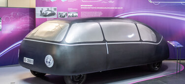 Der Schlörwagen – auch „Göttinger Ei“ genannt – hat einen bis heute unerreichten cW-Wert von 0,186 und seinen Namen von Konstrukteur Karl Schlör von Westhofen-Dirmstein, der ihn zwischen 1937 und 1939 in der Aerodynamischen Versuchsanstalt in Göttingen entwickelt hat. Selbstverständlich ist das „Göttinger Ei“ als Exponat auch in der Sonderausstellung „Windschnittig? Aerodynamische Konzepte im Automobilbau bis 1945“ zu bestaunen. Sie läuft noch bis zum 9. Juni 2024 im Audi museum mobile in Ingolstadt.