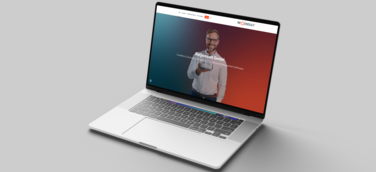 Laptop mit Startseite der ReQonsult GmbH auf dem Bildschirm