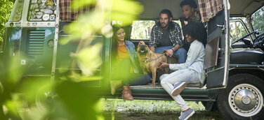 Freunde mit Hund in einem Van