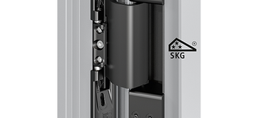 Hahn VL-Band AT - das bislang einzige verdeckt liegende Türband, das die anspruchsvollen Prüfkriterien des SKG erfüllt hat. 