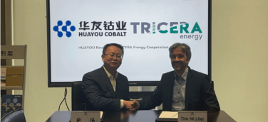 Wei Bao (links) und Tim Müller (rechts) unterzeichnen Letter of Intent