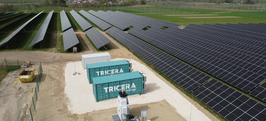 Batteriespeicher an einer PV-Anlage in Weichenried