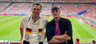 Adam Mosseri, Head of Instagram, mit Nikolai Savic beim Eröffnungsspiel der EM in München.