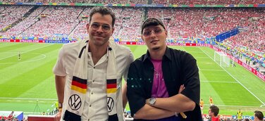 Adam Mosseri, Head of Instagram, mit Nikolai Savic beim Eröffnungsspiel der EM in München.