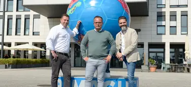 Von links: Stephan Kulbatzki, CFO der Stölting Service Group GmbH, CEO Sebastian Mosbacher und Dr. Boris Westerfeld, COO der Stölting Service Group, vor dem Stahlfußball am Stölting Harbor