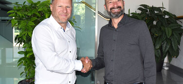 Freuen sich über die strategische Partnerschaft: HELDELE-Geschäftsführer Jürgen Christ (links) und Oliver Heer, Geschäftsführer der NIC Systemhaus GmbH 