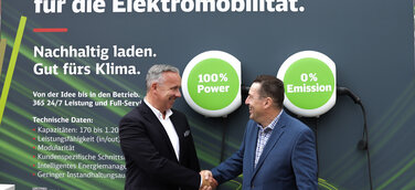 Florian Kruse (EVIA AERO) und Jürgen Zinecker (AXSOL) (v. l. n. r.), Bildmaterial AXSOL GmbH