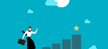 Frau auf einer Treppe auf dem Weg nach oben 