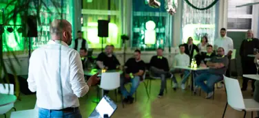 NIC Systemhaus Geschäftsführer Oliver Heer blickt in seiner Festrede auf 20 Jahre erfolgreiche Firmengeschichte
